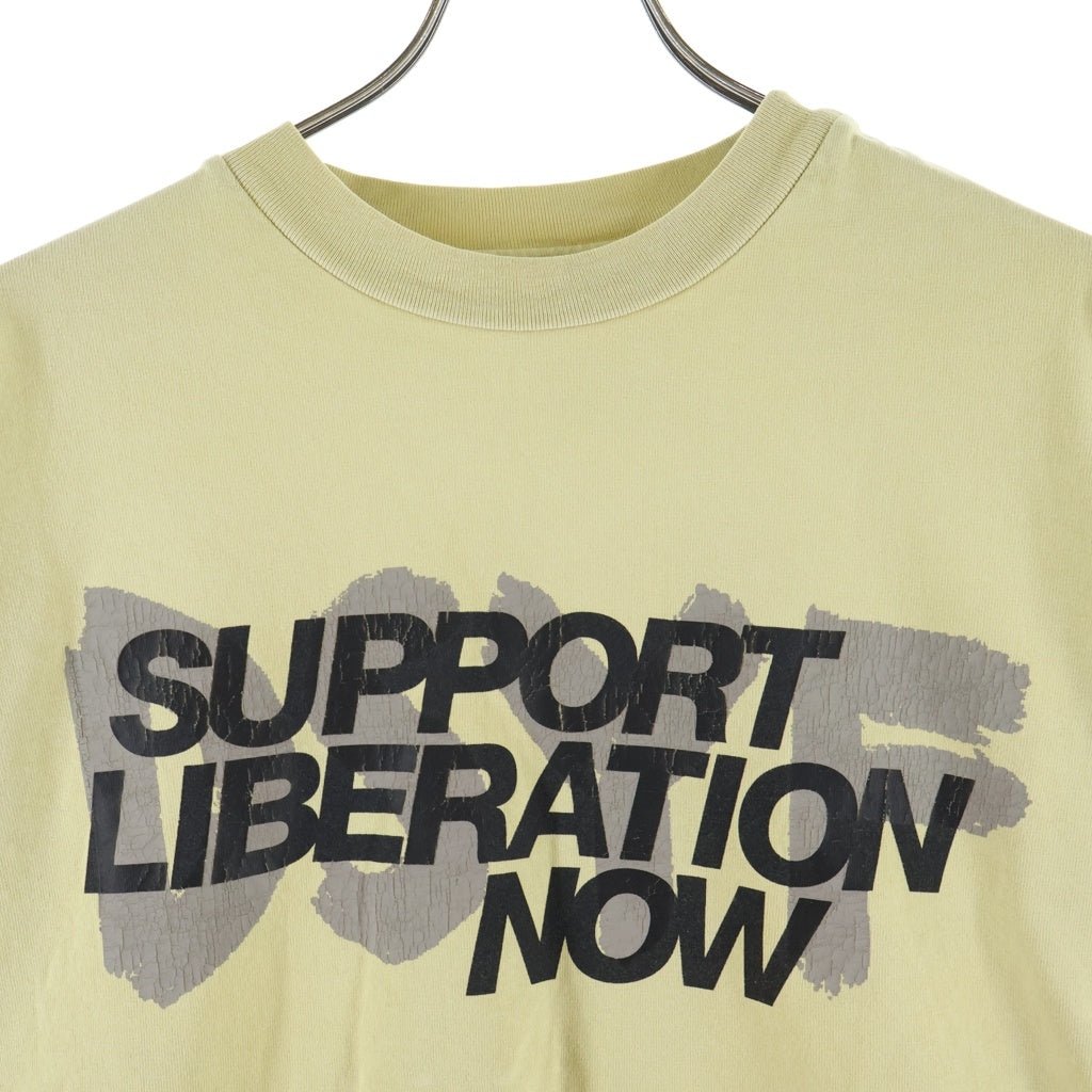 FEAR OF GOD ESSENTIALS(フィアオブゴッド エッセンシャルズ) 26SS LIBERATION NOW TEE リベレーションナウ 両面グラフィックプリントTシャツ 半袖クルーネックカットソー イエロー