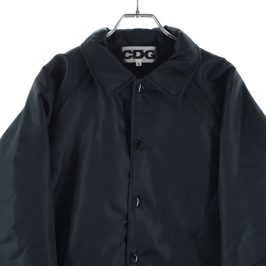 COMME des GARCONS(コムデギャルソン) AD2018 ニットスリーブ 裏地ボア ボタンダウン ロゴプリント ナイロンコーチジャケット ブラック SZ-J007