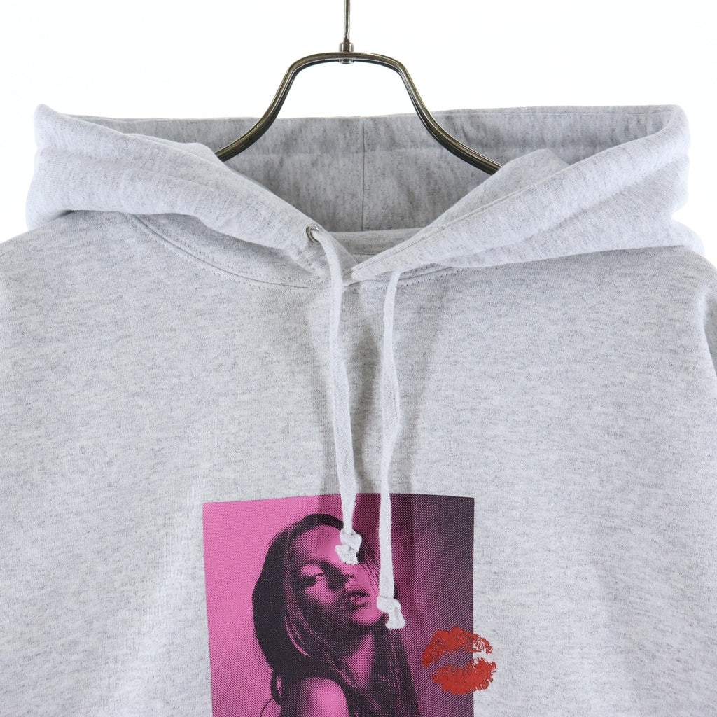 SUPREME(シュプリーム) 24AW Kate Moss Hooded Sweatshirt ケイトモス フロントプリント プルオーバースウェットパーカー フーディー グレー