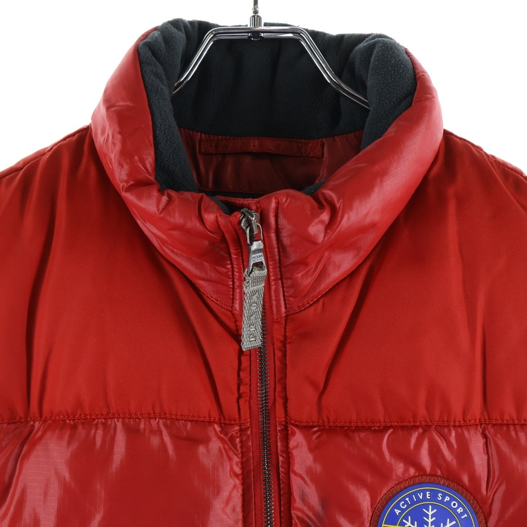 PRADA SPORT(プラダ スポーツ) ロゴワッペン付き ジップアップ ナイロンダウンベスト レッド SGV833
