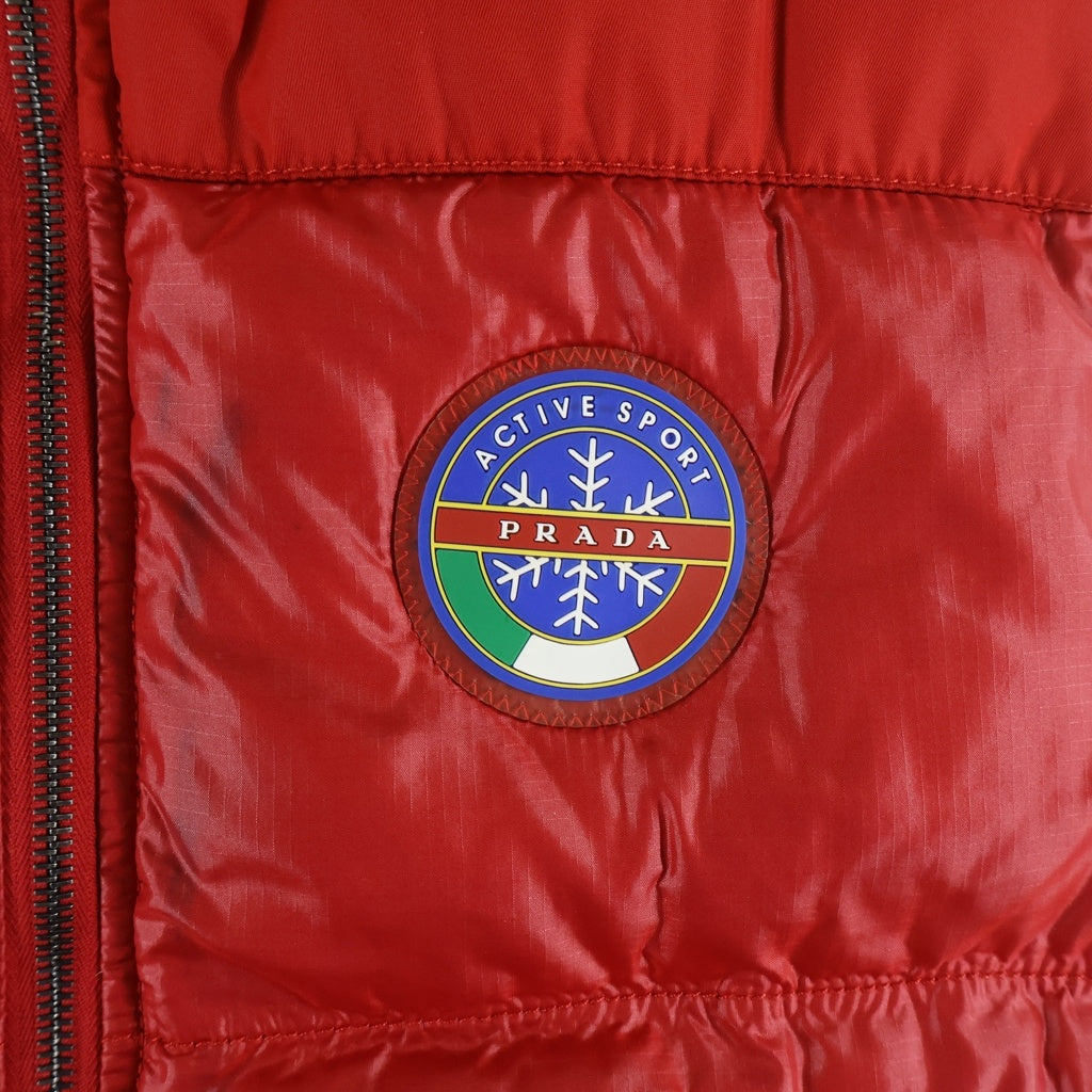 PRADA SPORT(プラダ スポーツ) ロゴワッペン付き ジップアップ ナイロンダウンベスト レッド SGV833