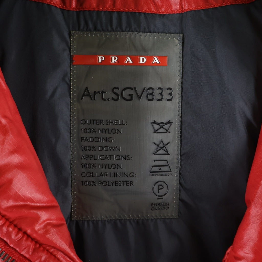 PRADA SPORT(プラダ スポーツ) ロゴワッペン付き ジップアップ ナイロンダウンベスト レッド SGV833