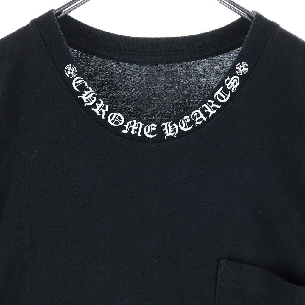 CHROME HEARTS(クロムハーツ) ネックロゴ スクロールラベルプリント クルーネック半袖ポケットTシャツ カットソー ブラック