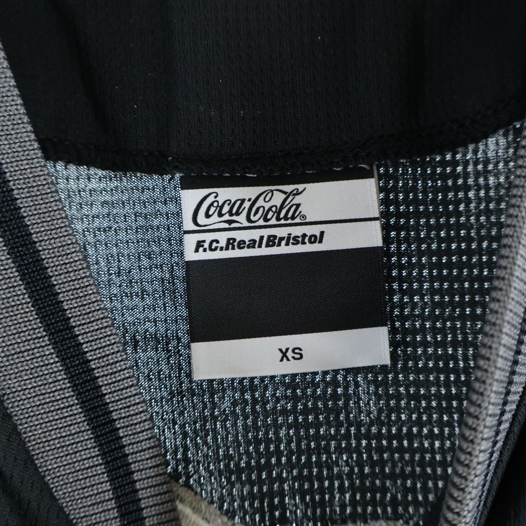 F.C.R.B.(エフシーアールビー) 26SS ×Coca-Cola ×Fanatics STADIUM SHIRT コカコーラ ファナティクス スタジアム半袖シャツ カットソー ブラック FCRB-260166