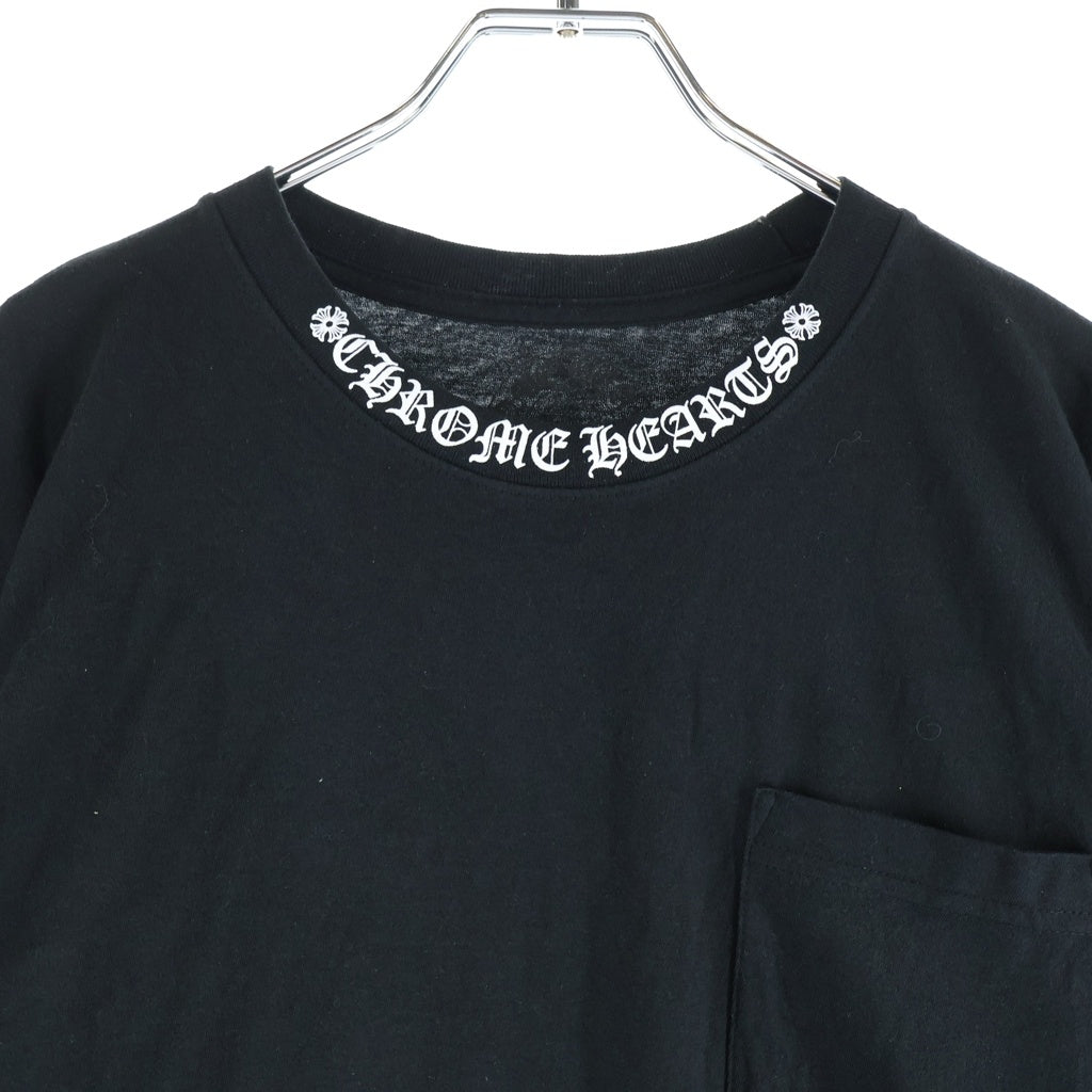 CHROME HEARTS(クロムハーツ) NECK LOGO S/S TEE ネックロゴプリント チェストポケット クルーネック半袖Tシャツ カットソー ブラック