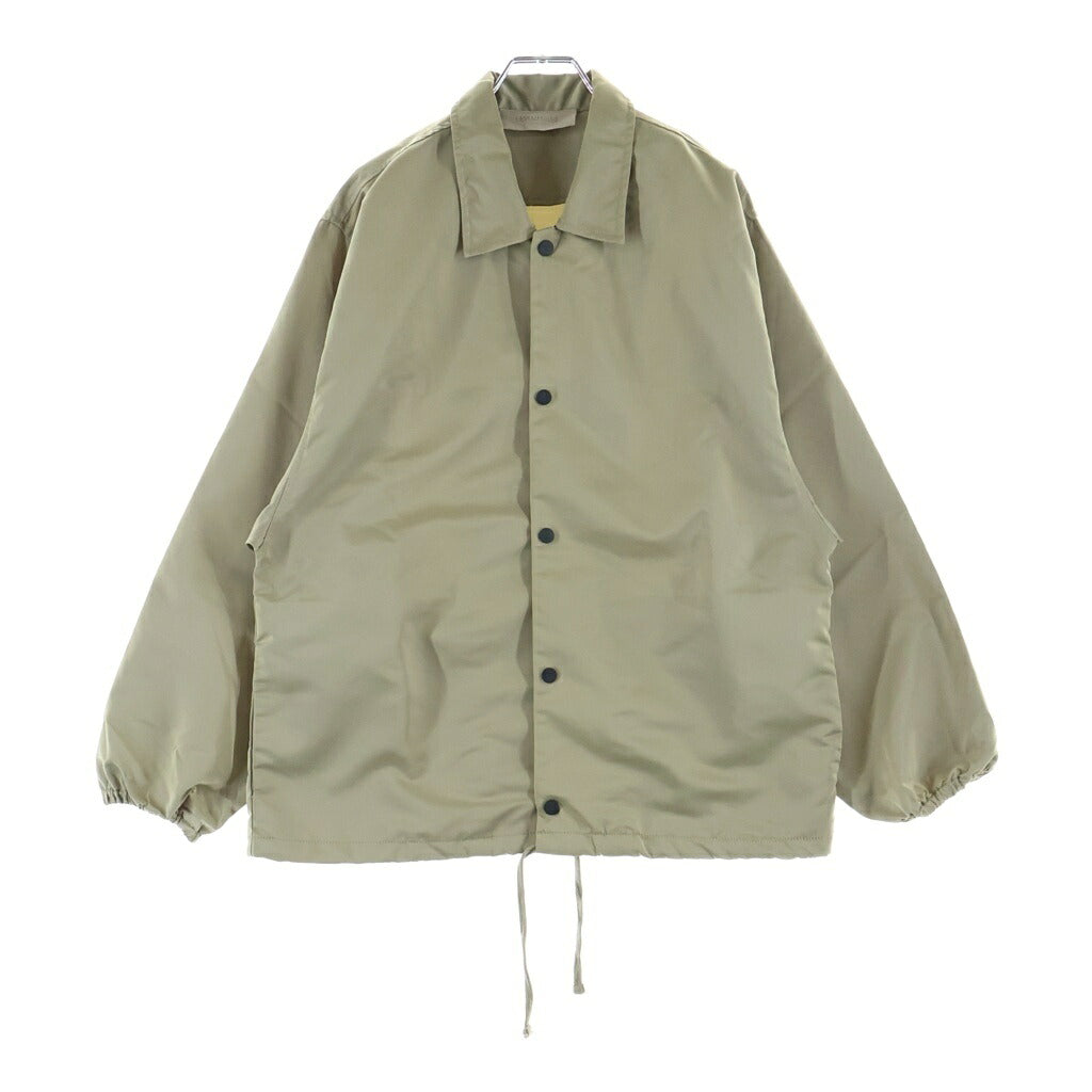 FEAR OF GOD ESSENTIALS(フィアオブゴッド エッセンシャルズ) バックロゴパッチ ナイロン コーチジャケット ベージュ