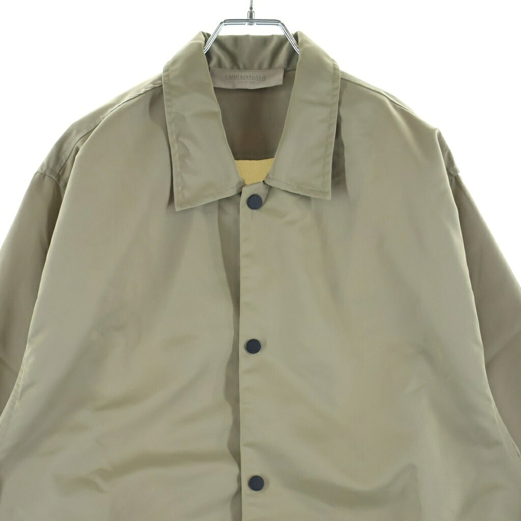 FEAR OF GOD ESSENTIALS(フィアオブゴッド エッセンシャルズ) バックロゴパッチ ナイロン コーチジャケット ベージュ