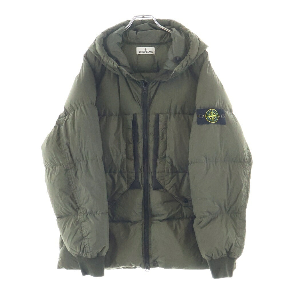 STONE ISLAND(ストーンアイランド) GARMENT DYED CRINKLE REPS RECYCLED NYLON DOWN ガーメントダイ ナイロンレップス ロゴワッペン フーデッドダウンジャケット カーキ 791540723