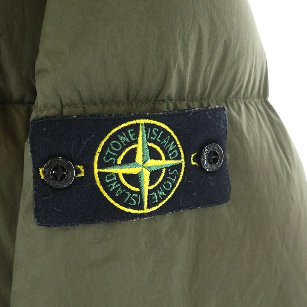 STONE ISLAND(ストーンアイランド) GARMENT DYED CRINKLE REPS RECYCLED NYLON DOWN ガーメントダイ ナイロンレップス ロゴワッペン フーデッドダウンジャケット カーキ 791540723