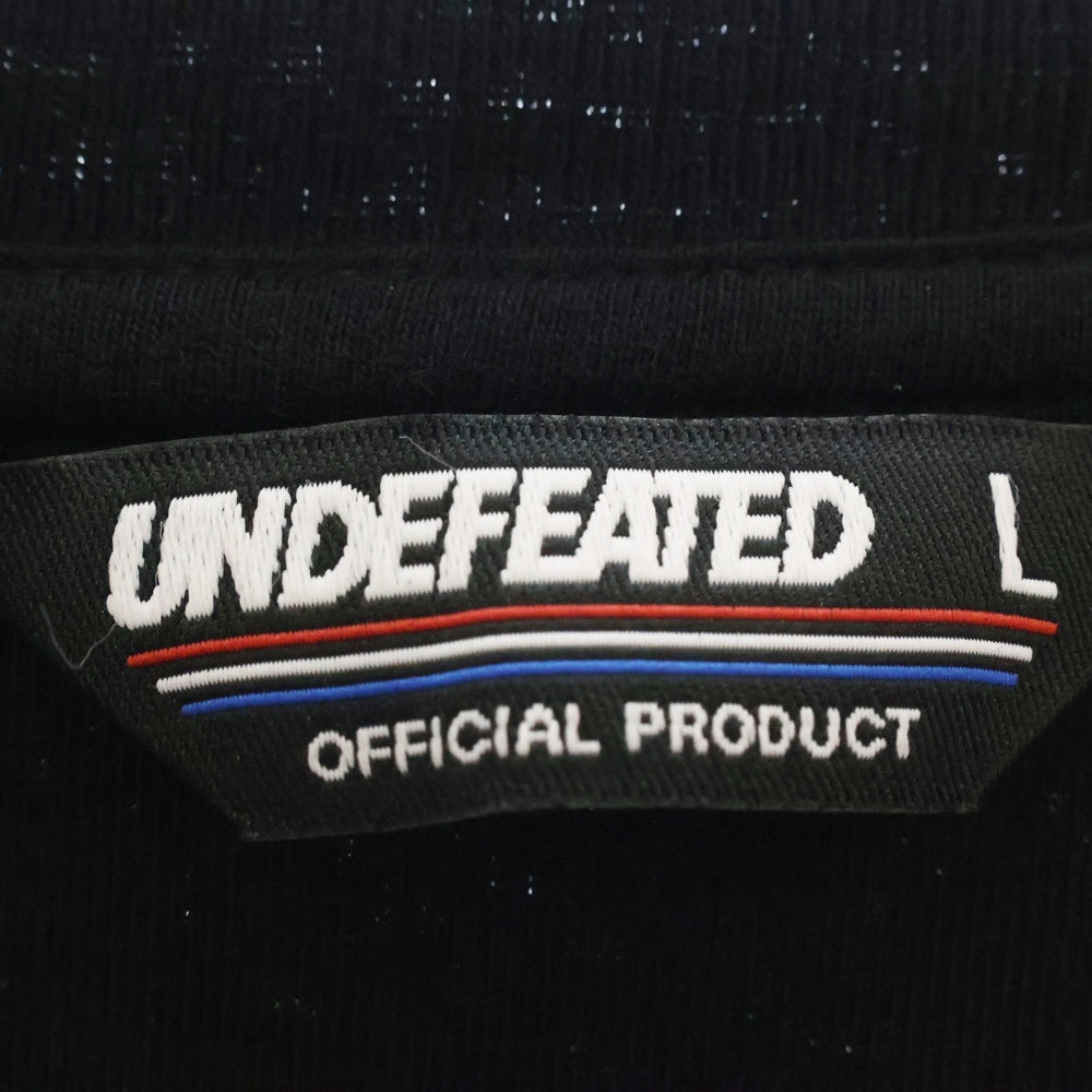 UNDEFEATED(アンディフィーテッド) スリーブロゴプリント ポケット付き クルーネック 長袖Tシャツ カットソー ブラック 514226