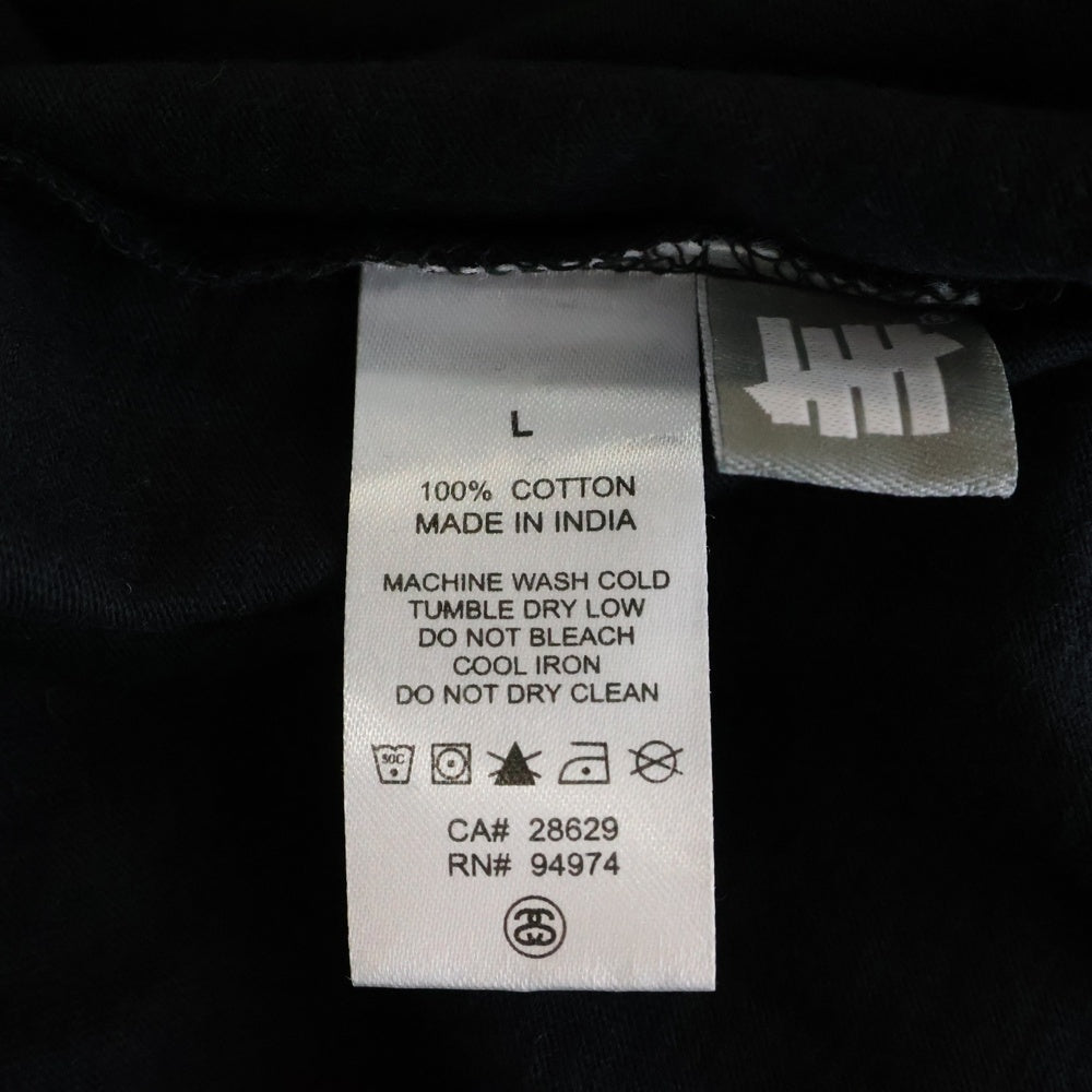 UNDEFEATED(アンディフィーテッド) スリーブロゴプリント ポケット付き クルーネック 長袖Tシャツ カットソー ブラック 514226