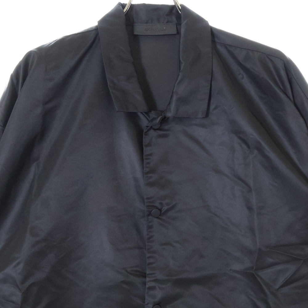 FEAR OF GOD ESSENTIALS(フィアオブゴッド エッセンシャルズ) バックラバーロゴ ナイロン コーチジャケット ブラック