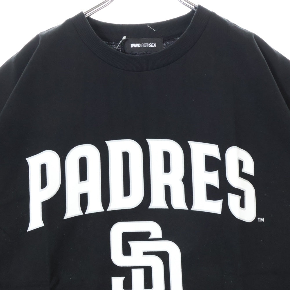 WIND AND SEA(ウィンダンシー) ×MLB SAN DIEGO PADRES PADRES LOGO TEE サンディエゴ パドレス パドレス フロントロゴ クルーネック半袖Tシャツ ブラック WDS-C-MLBP-23-AP-Q2-08