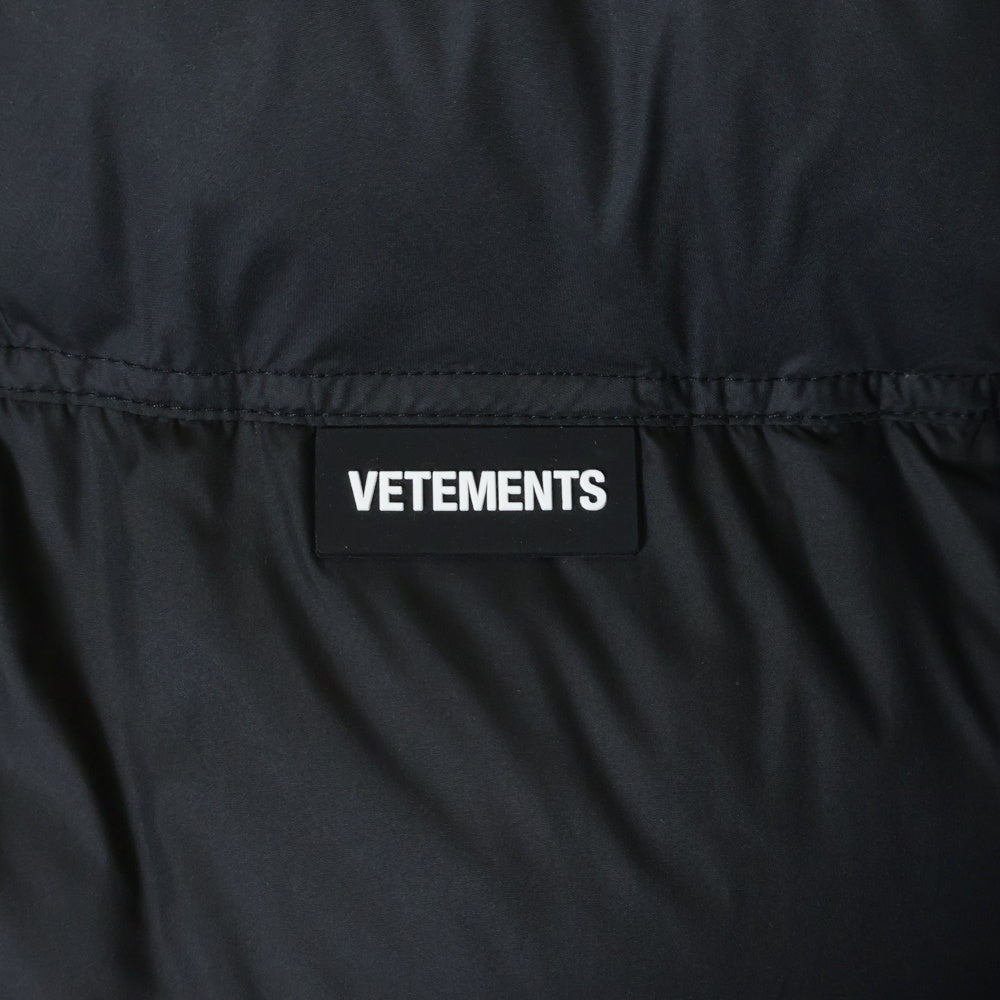 VETEMENTS(ヴェトモン) 21AW LOGO PUFFER JACKET フロントラバーロゴ バック刺繍 ダウンジャケット ブラック UA52A550B