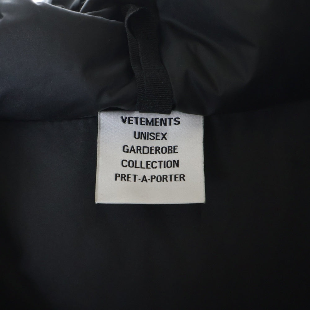 VETEMENTS(ヴェトモン) 21AW LOGO PUFFER JACKET フロントラバーロゴ バック刺繍 ダウンジャケット ブラック UA52A550B