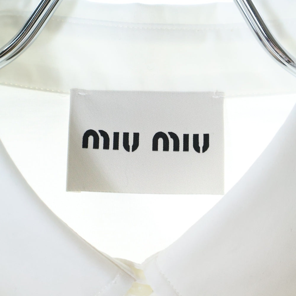 miumiu(ミュウミュウ) 24SS フロントポケット ロゴパッチ 長袖シャツ ホワイト DNA067