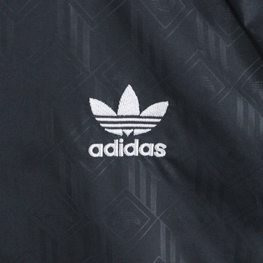 adidas(アディダス) 総柄 ロゴプリント ジップアップ ナイロンジャケット ブラック FM3413