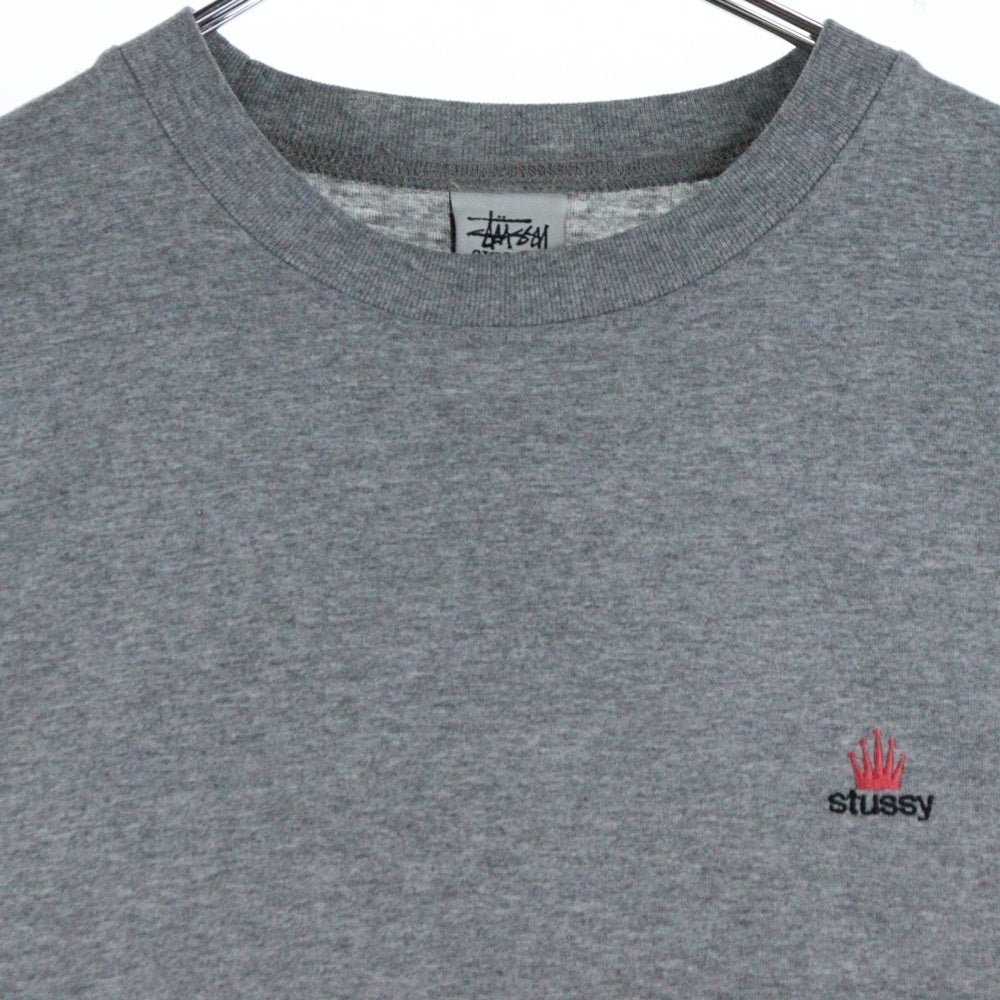 STUSSY(ステューシー) フロントロゴ刺繍 クルーネック半袖Tシャツ カットソー グレー