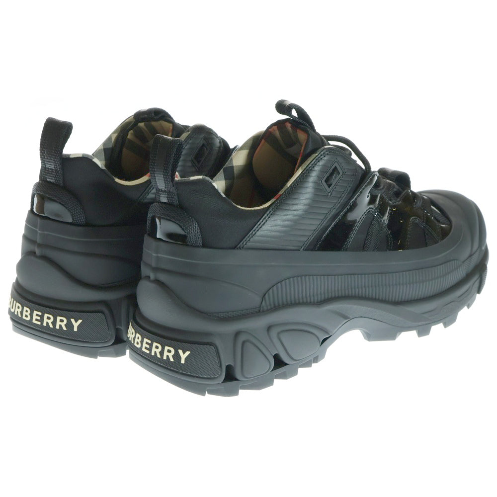 BURBERRY(バーバリー) ARTHUR アーサー パテント レザー ローカットスニーカー ブラック 8035440