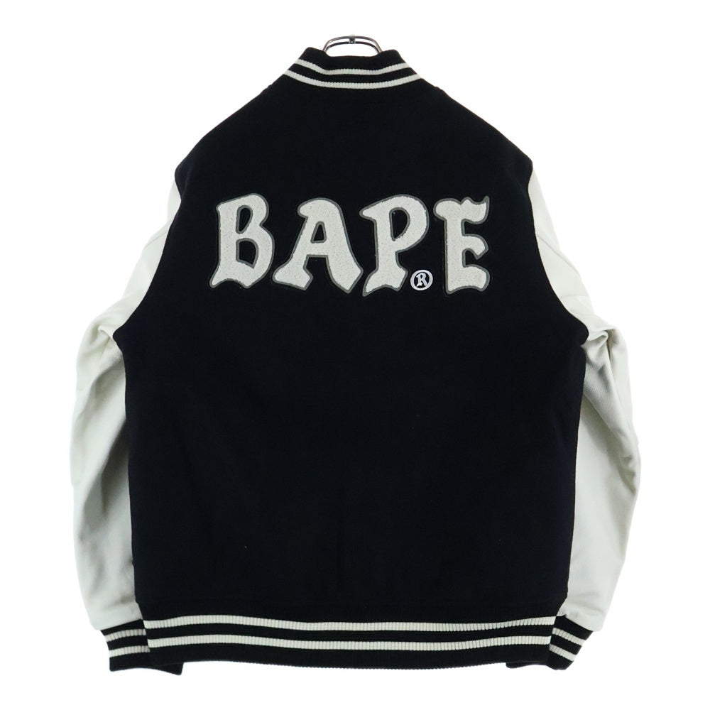A BATHING APE(アベイシングエイプ) 25AW RELAXED VARSITY JACKET ロゴパッチ リラックス バーシティジャケット スタジャン ブラック/ホワイト 001HJI801001M