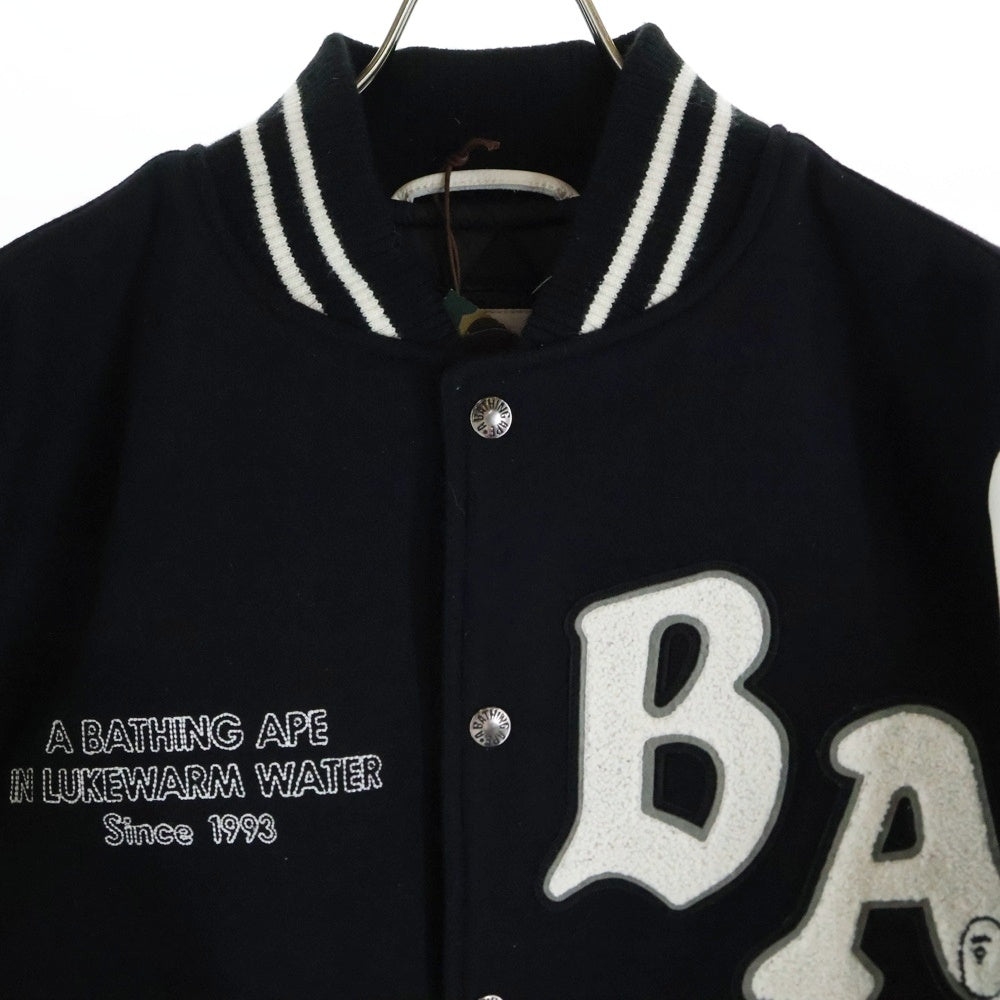 A BATHING APE(アベイシングエイプ) 25AW RELAXED VARSITY JACKET ロゴパッチ リラックス バーシティジャケット スタジャン ブラック/ホワイト 001HJI801001M