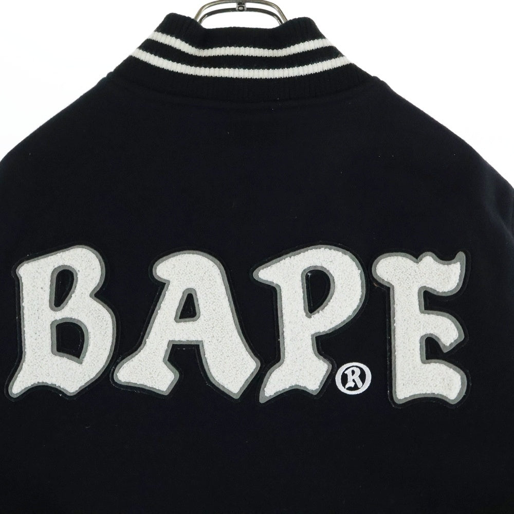 A BATHING APE(アベイシングエイプ) 25AW RELAXED VARSITY JACKET ロゴパッチ リラックス バーシティジャケット スタジャン ブラック/ホワイト 001HJI801001M