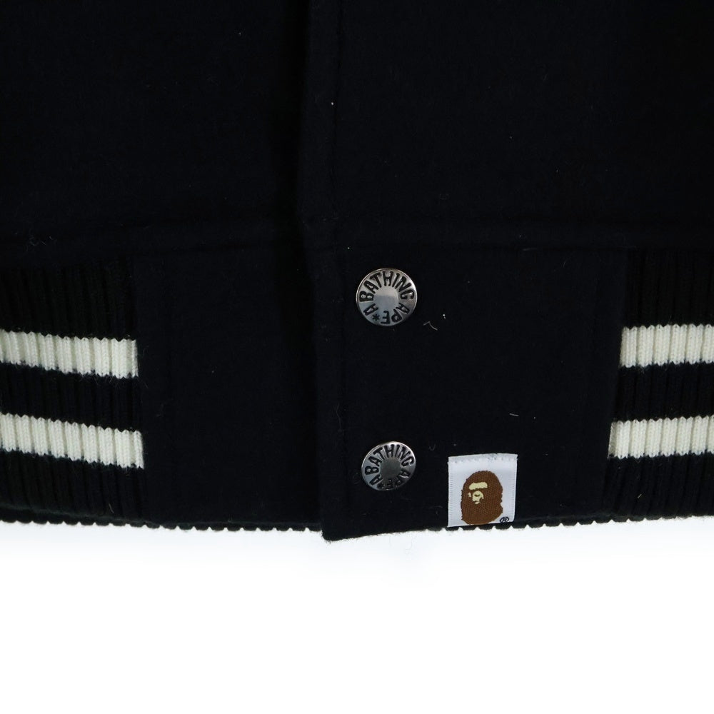 A BATHING APE(アベイシングエイプ) 25AW RELAXED VARSITY JACKET ロゴパッチ リラックス バーシティジャケット スタジャン ブラック/ホワイト 001HJI801001M