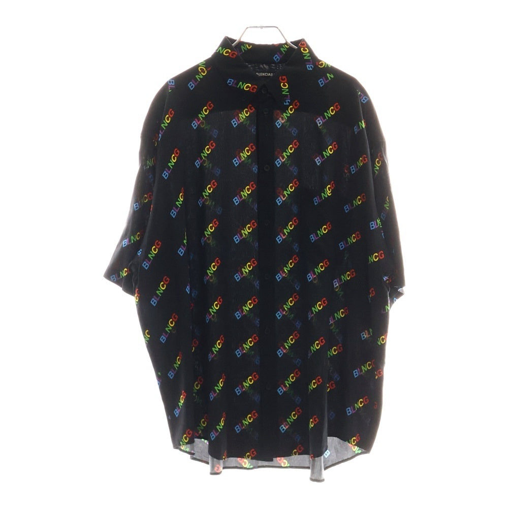 BALENCIAGA(バレンシアガ) ロゴ 総柄 ラージフィット レーヨン ボタンダウン 半袖シャツ ブラック 626938
