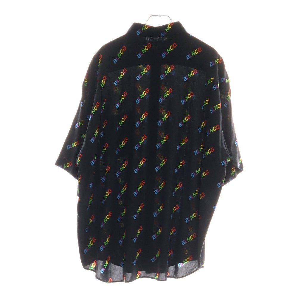 BALENCIAGA(バレンシアガ) ロゴ 総柄 ラージフィット レーヨン ボタンダウン 半袖シャツ ブラック 626938