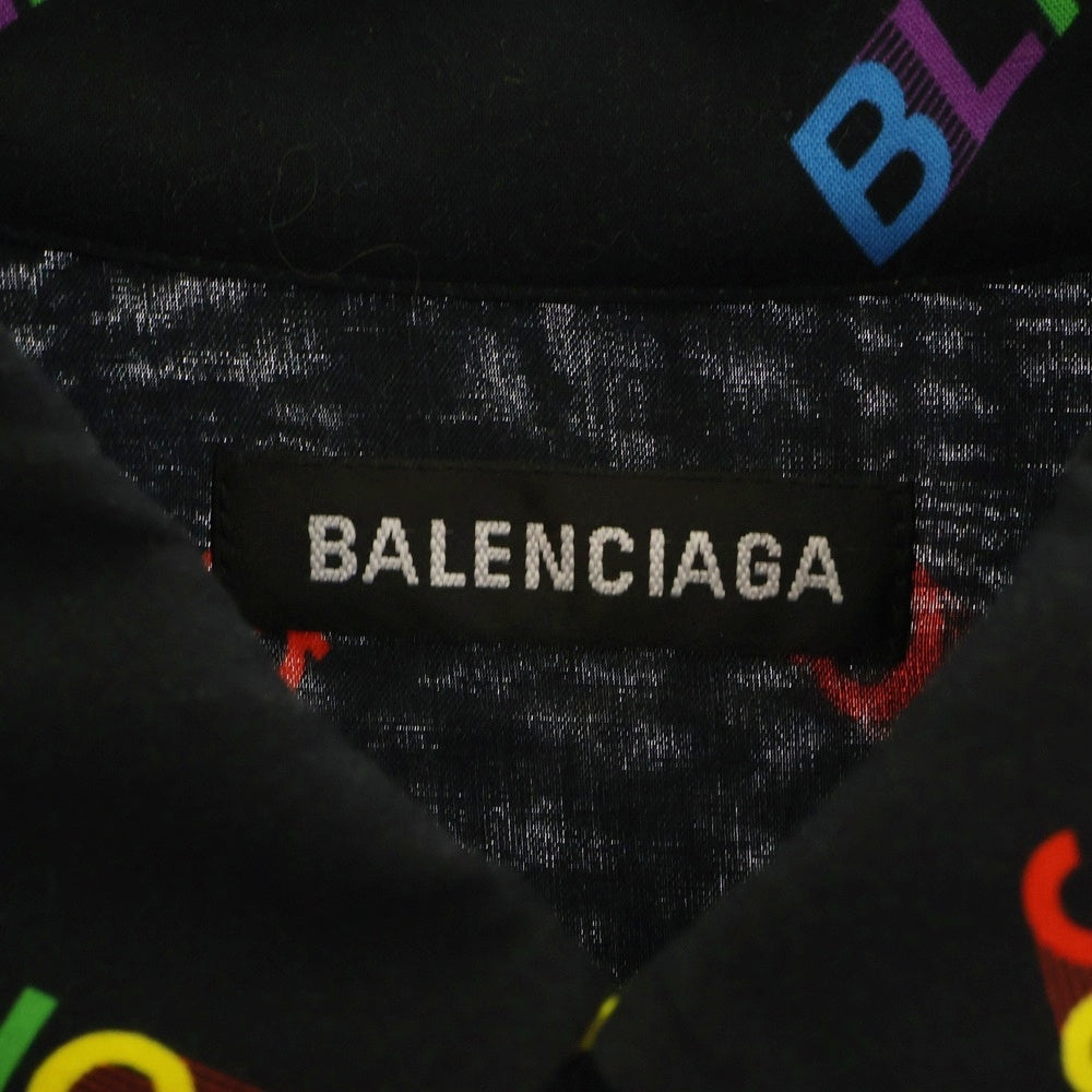 BALENCIAGA(バレンシアガ) ロゴ 総柄 ラージフィット レーヨン ボタンダウン 半袖シャツ ブラック 626938