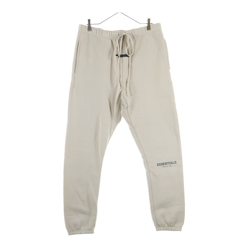 FEAR OF GOD ESSENTIALS(フィアオブゴッド エッセンシャルズ) フロントラバーロゴ スウェット ジョガー ロングパンツ ベージュ