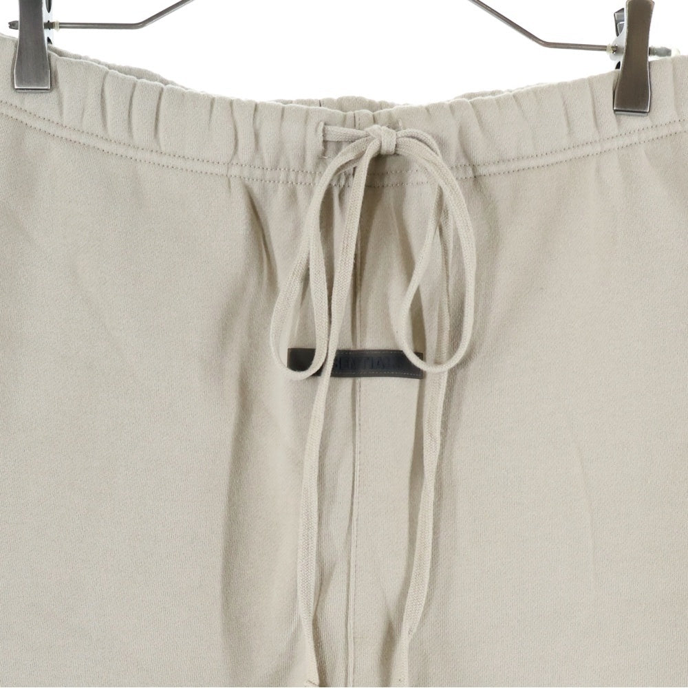 FEAR OF GOD ESSENTIALS(フィアオブゴッド エッセンシャルズ) フロントラバーロゴ スウェット ジョガー ロングパンツ ベージュ