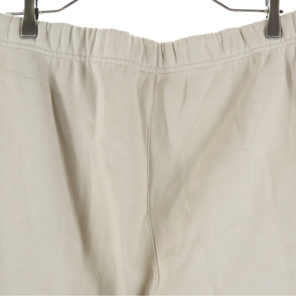 FEAR OF GOD ESSENTIALS(フィアオブゴッド エッセンシャルズ) フロントラバーロゴ スウェット ジョガー ロングパンツ ベージュ