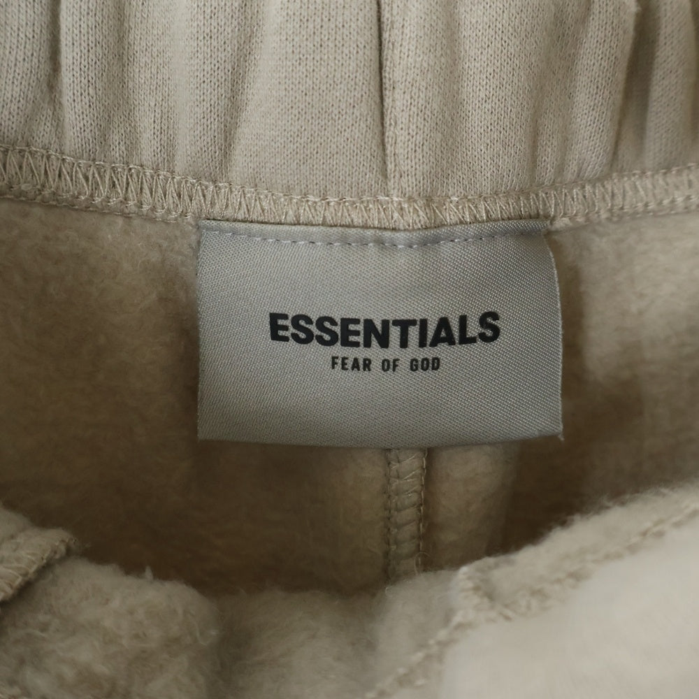 FEAR OF GOD ESSENTIALS(フィアオブゴッド エッセンシャルズ) フロントラバーロゴ スウェット ジョガー ロングパンツ ベージュ