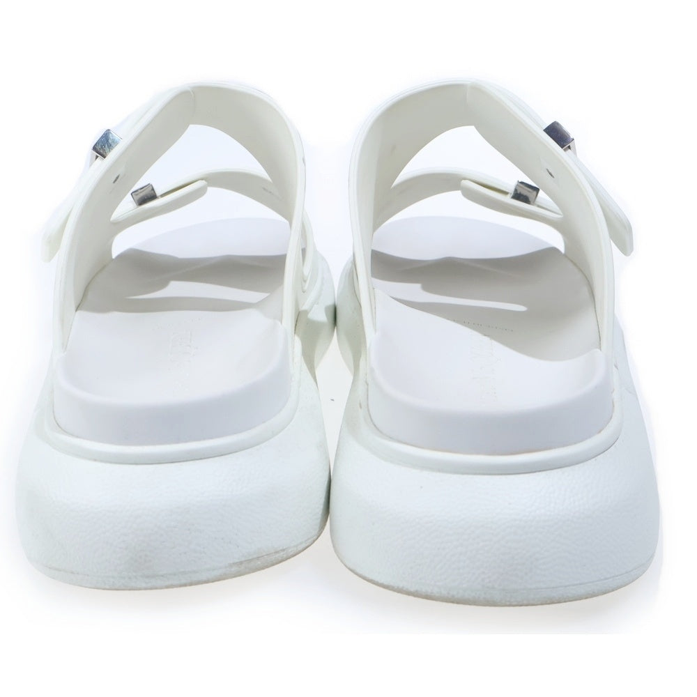 Alexander McQueen(アレキサンダーマックイーン) ロゴメタル コンフォートサンダル ホワイト 663563