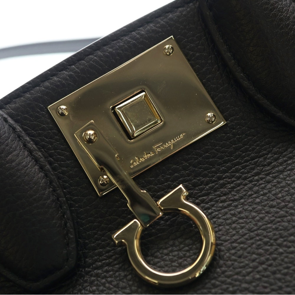 Salvatore Ferragamo(サルヴァトーレ フェラガモ) スタジオ ガンチーニ ロック レザー ハンド ショルダーバッグ ブラック 21H159 レディース