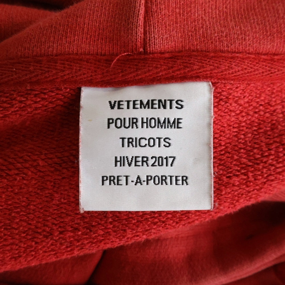 VETEMENTS(ヴェトモン) 16AW Metal Logo Hoodie 韓国限定 メタルロゴ プリント スウェット プルオーバーパーカー レッド MF17TP16