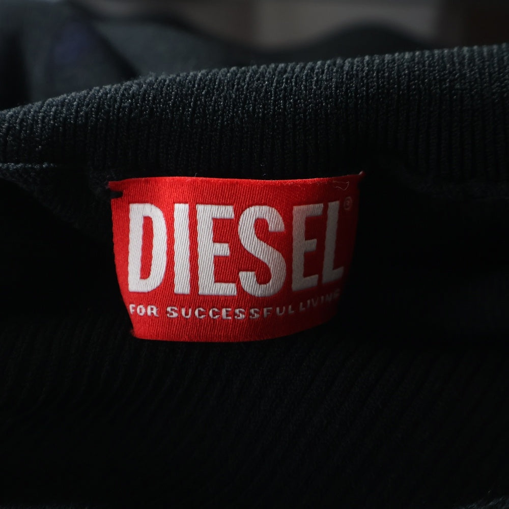 DIESEL(ディーゼル) K-ZACKARY カットアウト ディテール フロント ロゴパッチ モックネック ニットセーター ブラック A15482