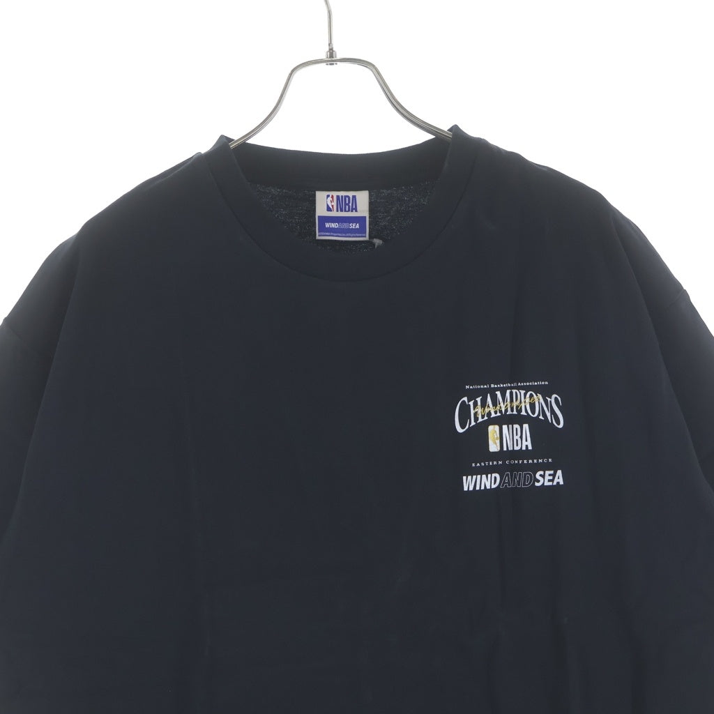 WIND AND SEA(ウィンダンシー) ×NBA CHAMPIONS TEE エヌビーエー チャンピオン ロゴプリント クルーネック 半袖Tシャツ カットソー ブラック WDS-C-PNB7-24-Q4-06