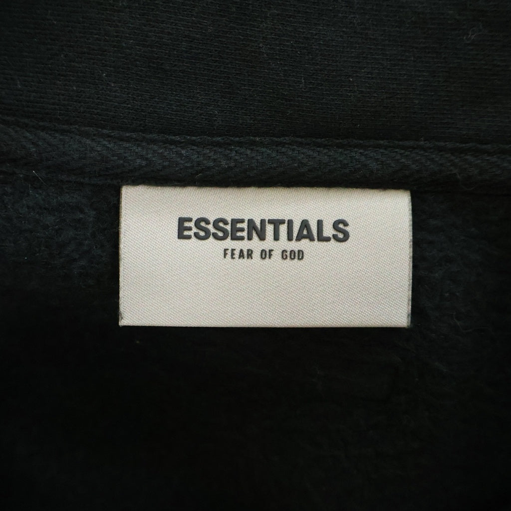 FEAR OF GOD ESSENTIALS(フィアオブゴッド エッセンシャルズ) ロゴプリント ハーフジップ プルオーバー スウェット トレーナー ブラック