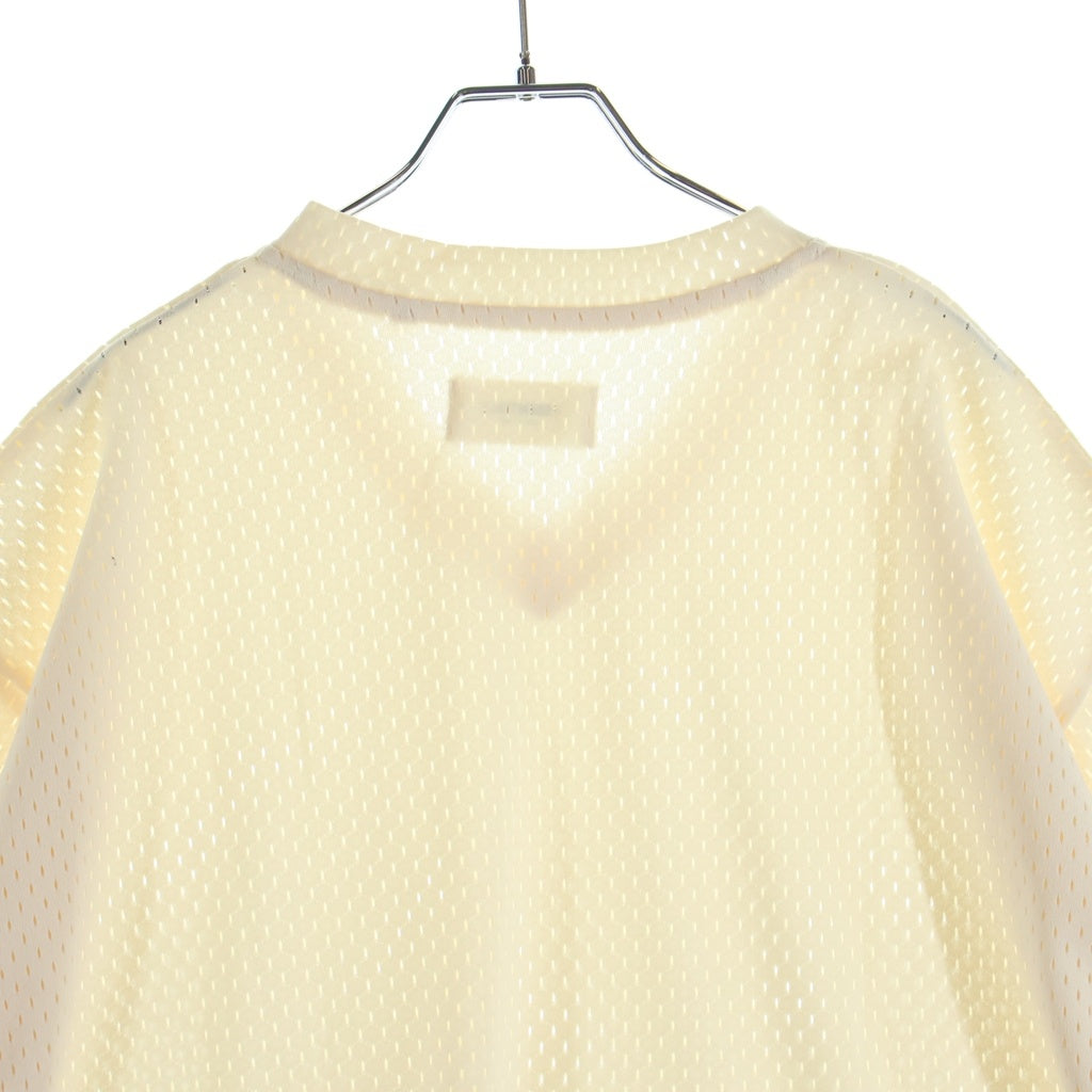 FEAR OF GOD ESSENTIALS(フィアオブゴッド エッセンシャルズ) バックロゴプリント メッシュ Vネック 半袖シャツ ホワイト