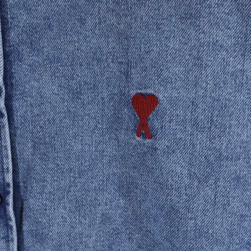 AMI Alexandre Mattiussi(アミアレクサンドルマテュッシ) AMI de Coeur ハートロゴ刺繍 ボタンダウン デニム 長袖シャツ インディゴ USH063.DE0056