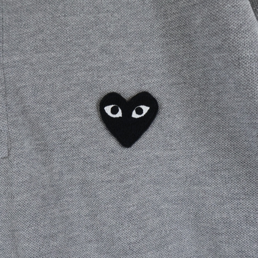 PLAY COMME des GARCONS(プレイコムデギャルソン) 25SS ハートロゴ刺繍 コットン 半袖ポロシャツ グレー AX-T078 AD2025/4