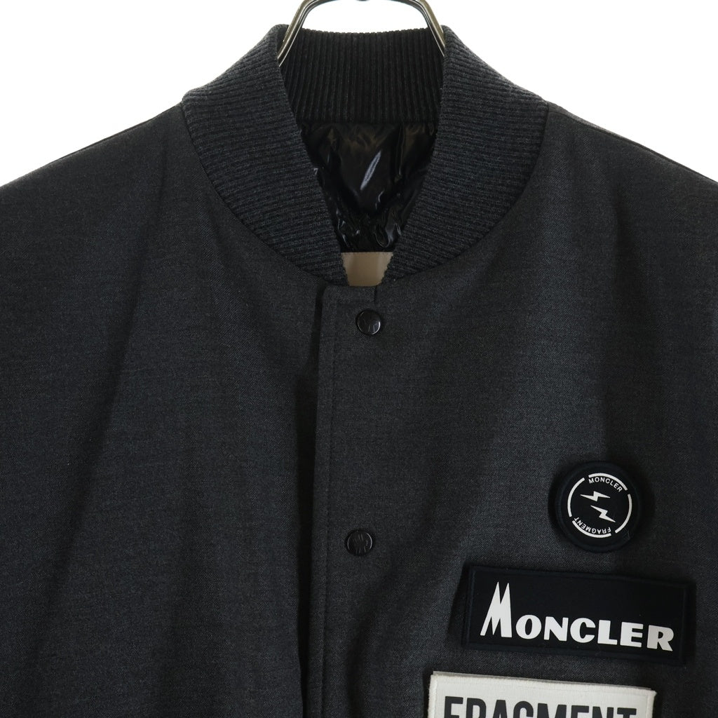 MONCLER(モンクレール) ×FRAGMENT DESIGN SVEN フラグメント ワッペンロゴ 袖レザー切替 ダウンジャケット ブルゾン グレー/ホワイト D209U4031485 549X7