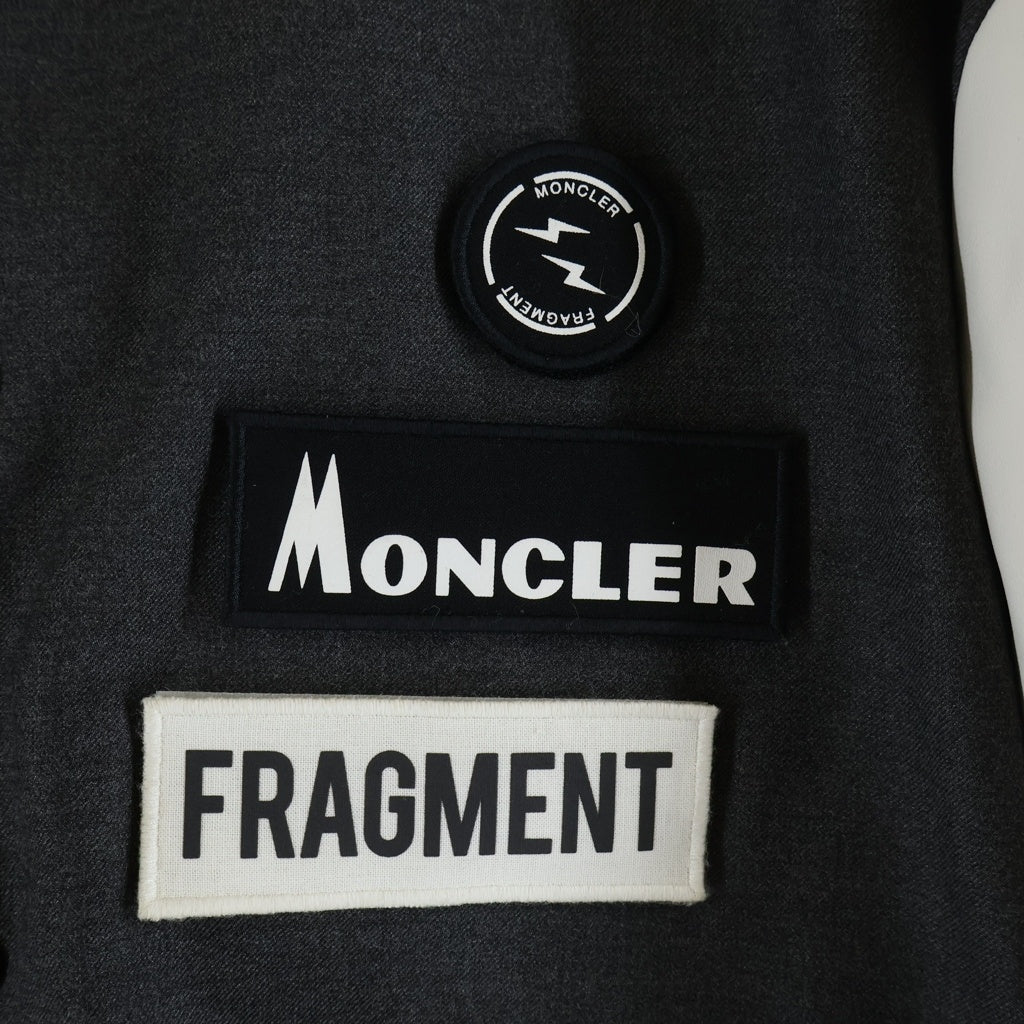 MONCLER(モンクレール) ×FRAGMENT DESIGN SVEN フラグメント ワッペンロゴ 袖レザー切替 ダウンジャケット ブルゾン グレー/ホワイト D209U4031485 549X7
