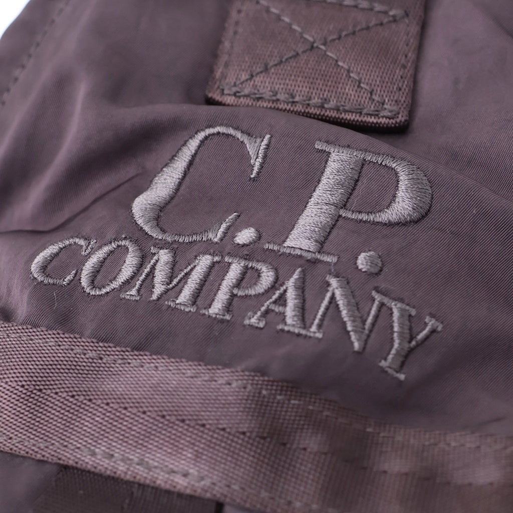 C.P. Company(シーピーカンパニー) Nylon B Crossbody Mesh Rucksac ナイロン クロスボディ メッシュ ナイロン ショルダーバッグ ブラウン 17CMAC075A