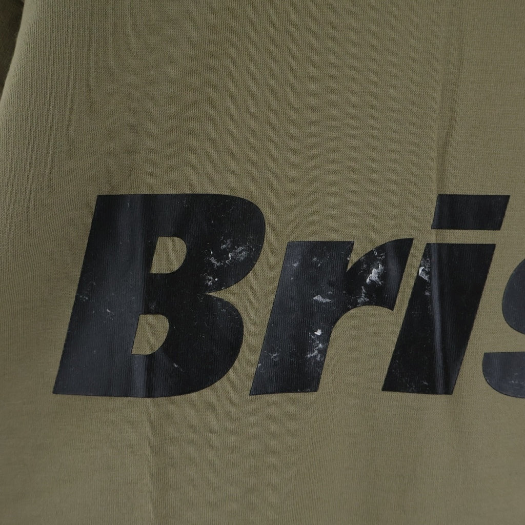 F.C.R.B.(エフシーアールビー) × WIND AND SEA BRISTOL BIG LOGO TEE ウィンダーシー ビッグ ロゴ Tシャツ クルーネック 半袖Tシャツ カットソー カーキ FCRB-220155