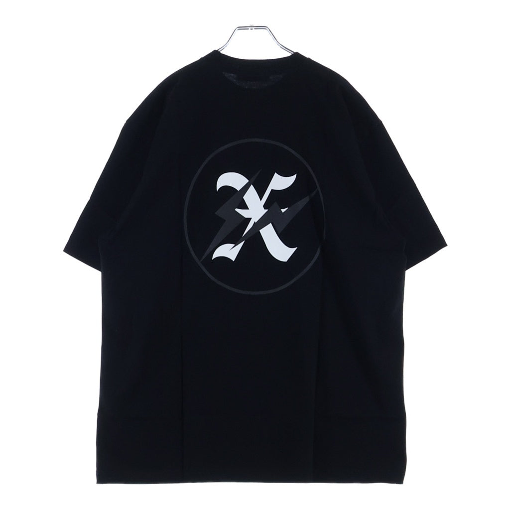 GOD SELECTION XXX(ゴッドセレクショントリプルエックス) 23SS ×FRAGMENT DESIGN フラグメントデザイン ロゴプリントクルーネック半袖Tシャツカットソー ブラック GX-S23-FST-02