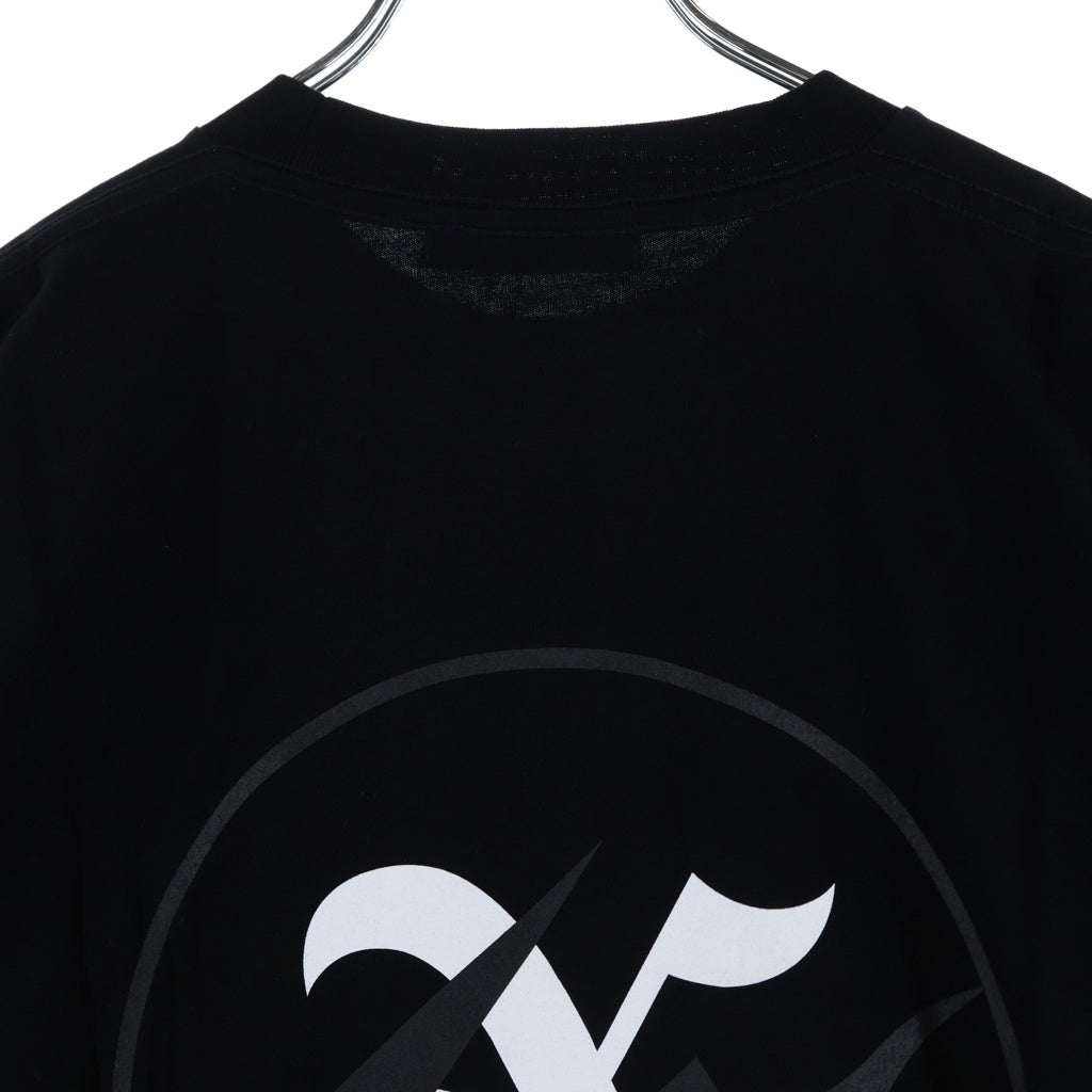 GOD SELECTION XXX(ゴッドセレクショントリプルエックス) 23SS ×FRAGMENT DESIGN フラグメントデザイン ロゴプリントクルーネック半袖Tシャツカットソー ブラック GX-S23-FST-02