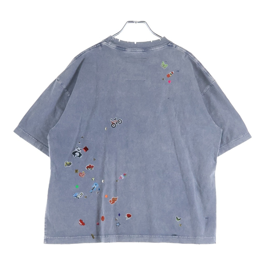 MAISON MIHARAYASUHIRO(メゾンミハラヤスヒロ) 26SS BLEACHED KIDS STICKER TEE ブリーチ ダメージ加工 キッズステッカー 半袖Tシャツ カットソー ブルー K16TS781